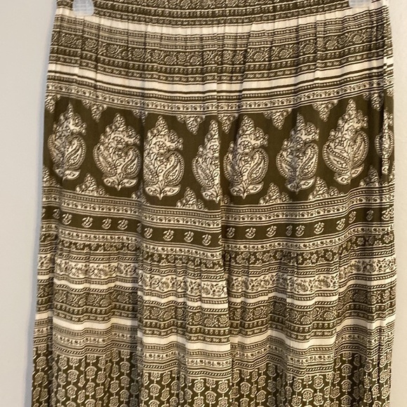 Westport Long Boho Olive & Cream Skirt
Lightweight Flowing Size Small EUC - Picture 3 of 7